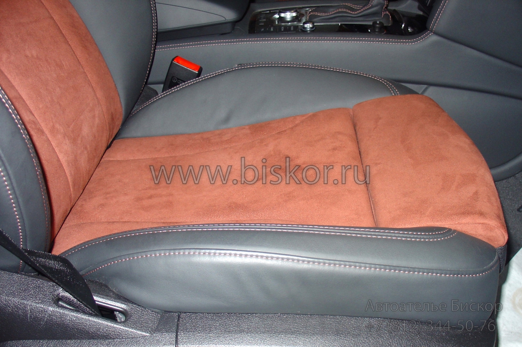 Обтяжка подушки переднего сиденья Audi Q7 коричневой замшей и черной кожей