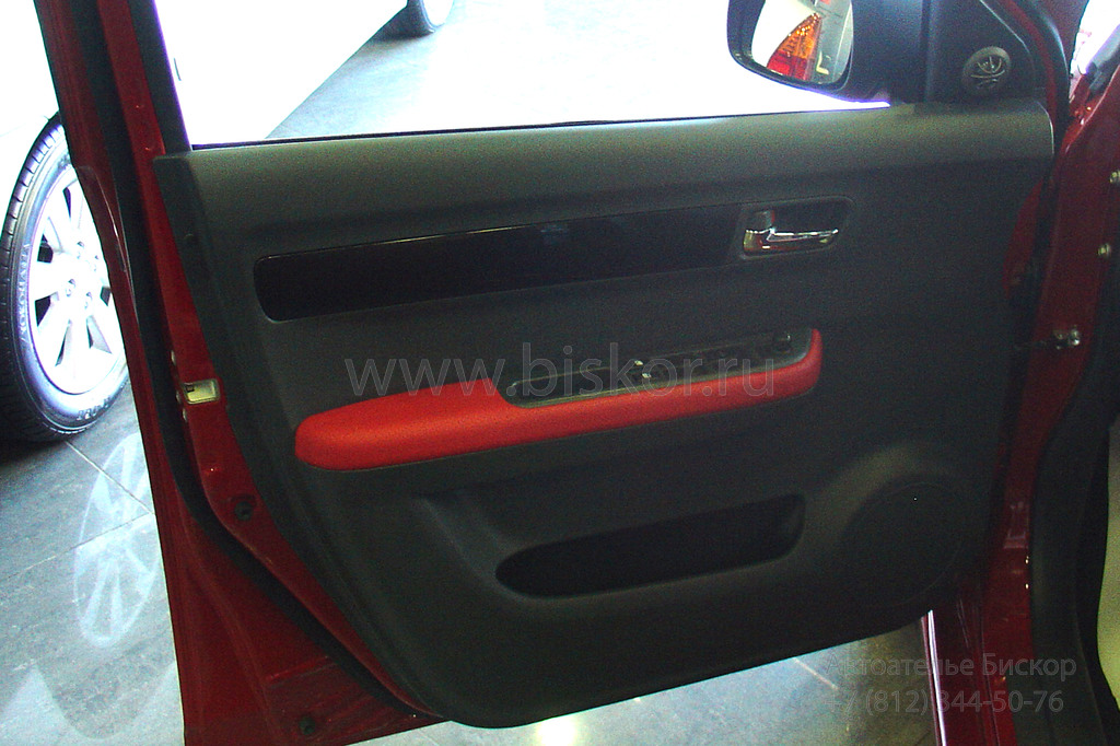 Перетяжка двери кожей в автомобиле Suzuki Swift