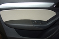 Вставка из бежевой кожи в водительской двери Audi Q3