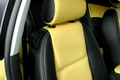Подголовник переднего сиденья из желтой и черной кожи в Audi A3