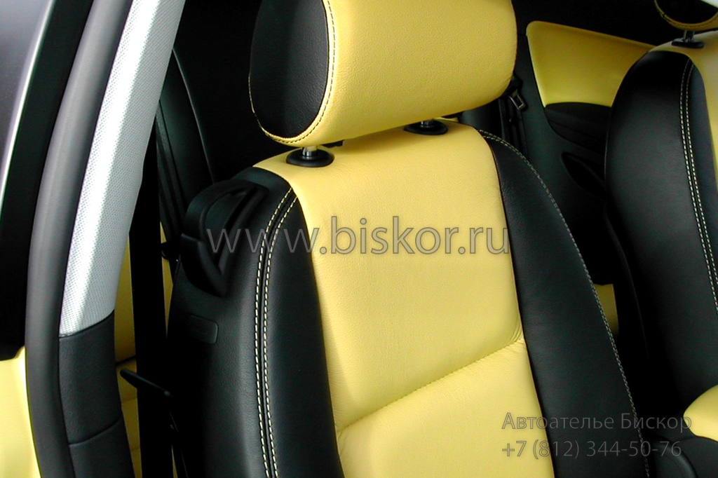 Подголовник переднего сиденья из желтой и черной кожи в Audi A3