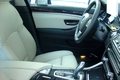 Перетяжка переднего сиденья перфорированной бежевой кожей в BMW 5