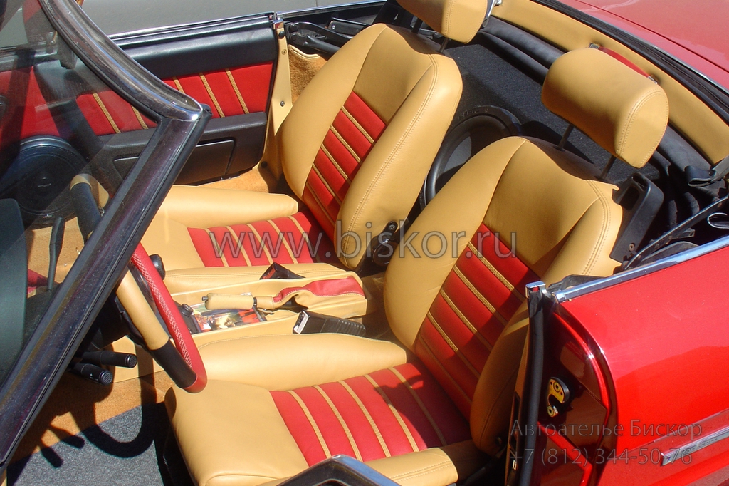 Перетяжка передних сидений Alfa Romeo Spider красной и бежевой кожей