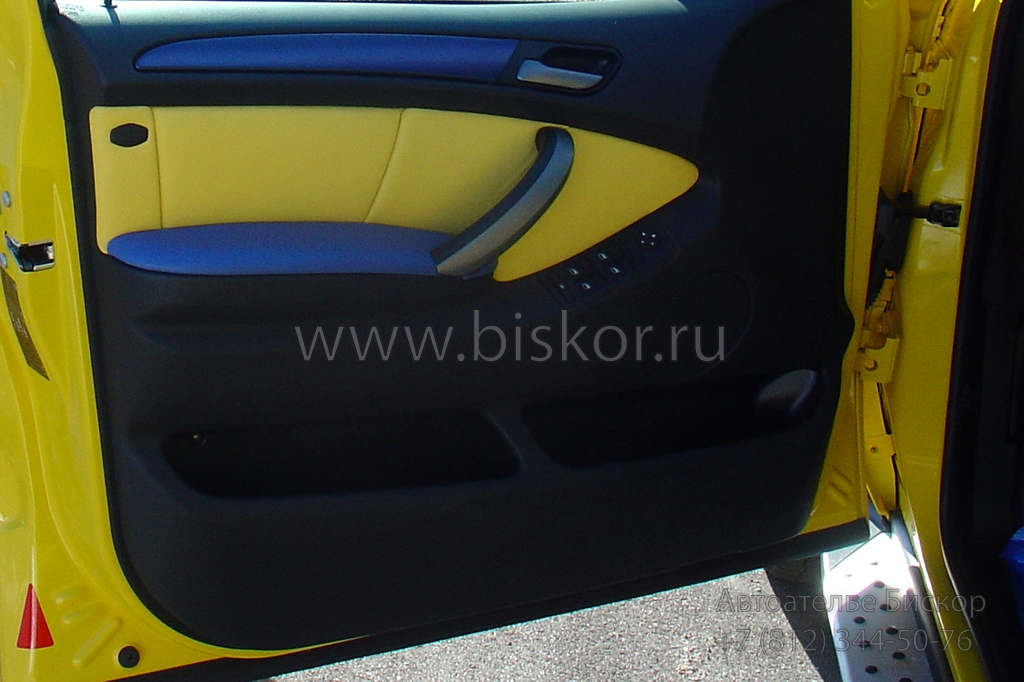 Дверные вставки и подлокотник из кожи желтого и синего цвета в BMW X5