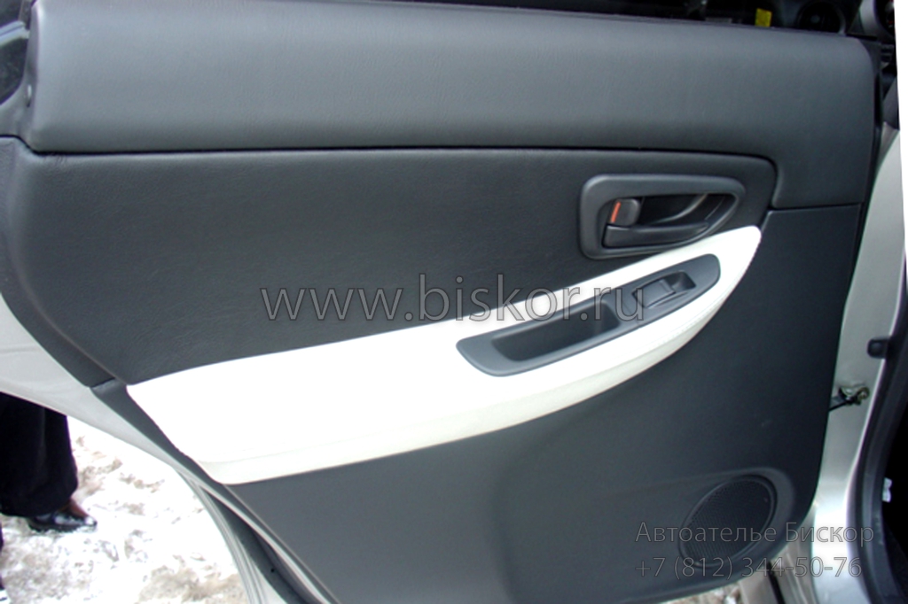 Перетяжка задней двери кожей Subaru Impreza