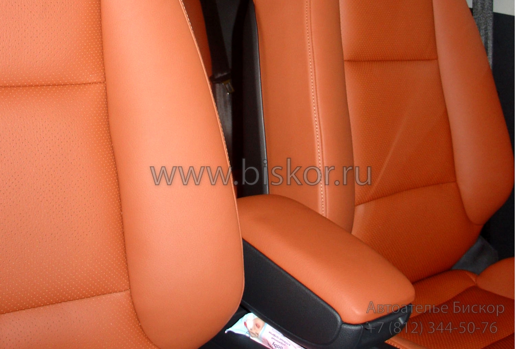 Перетяжка кожей передних сидений и подлокотника Audi A3