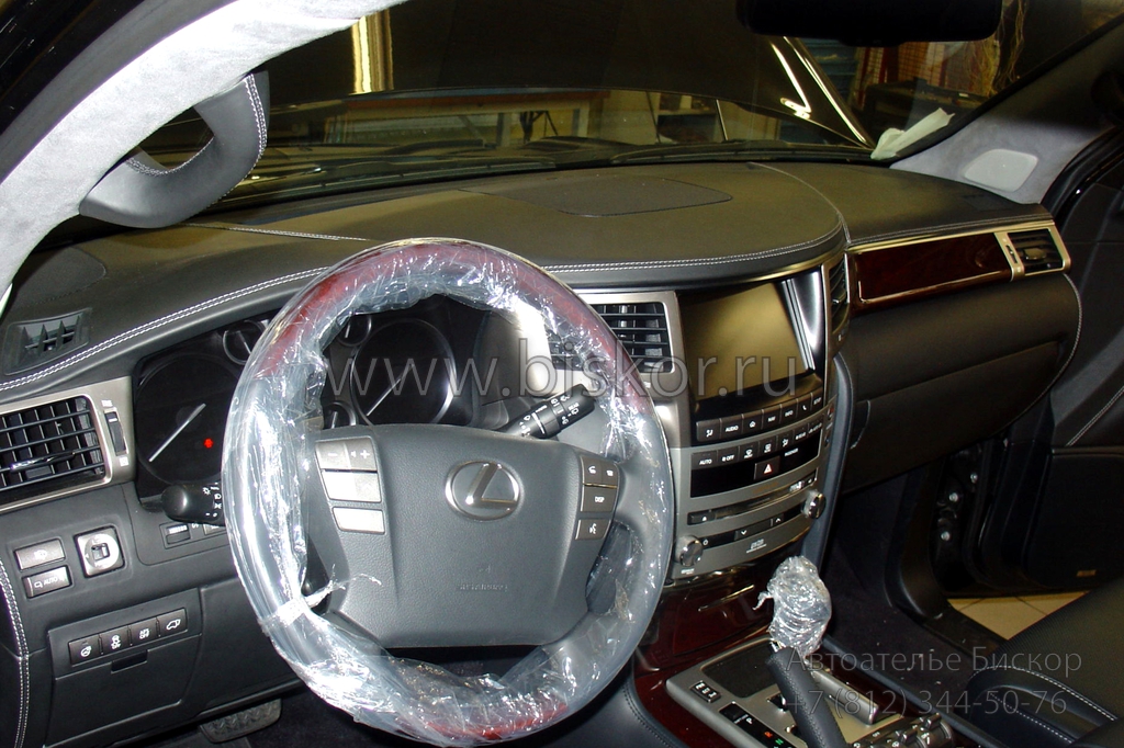 Перетяжка передней панели кожей в авто Lexus