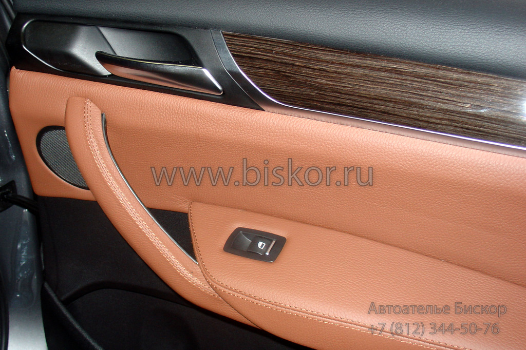 Перетяжка задней двери кожей в BMW X3