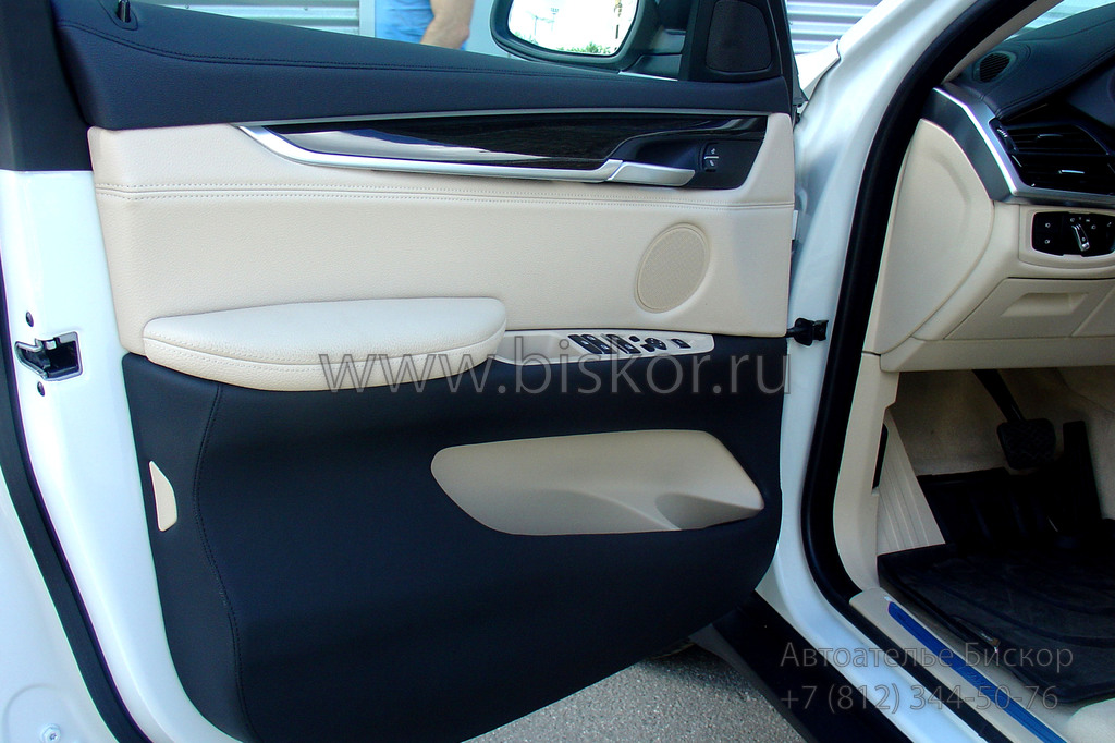 Перетяжка водительской двери кожей в автомобиле БМВ X6