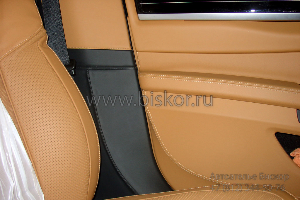 Перетяжка кожей дверного подлокотника BMW 7