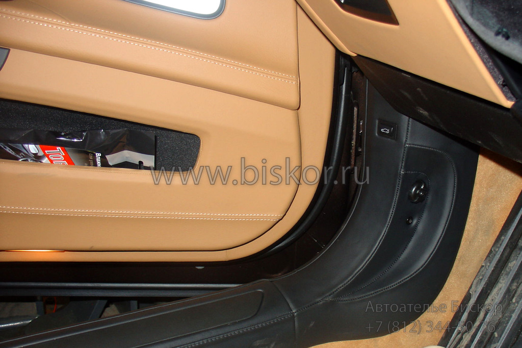 Карта двери из коричневой кожи в салоне автомобиля BMW 7-й серии