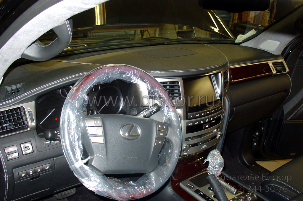 Перетяжка салона Lexus LX 570 черной кожей (передняя панель, приборная консоль)