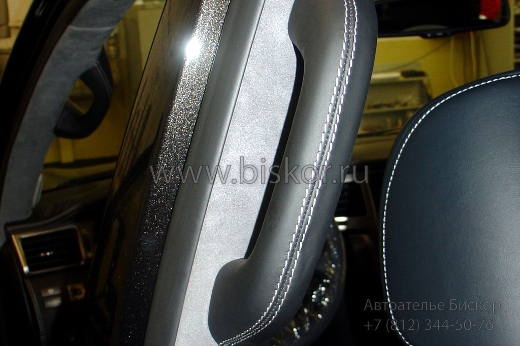 Перетяжка ручки черной кожей центральной стойки салона Lexus LX 570