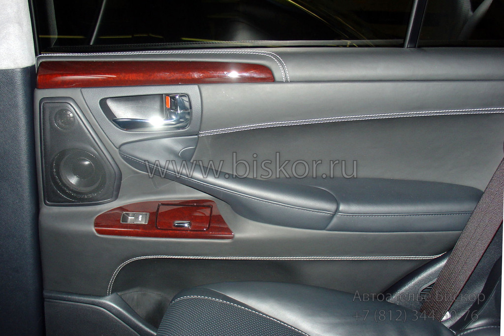 Перетяжка задней двери Lexus LX 570 кожей