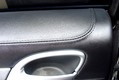 Перетяжка двери кожей в автомобиле Порше