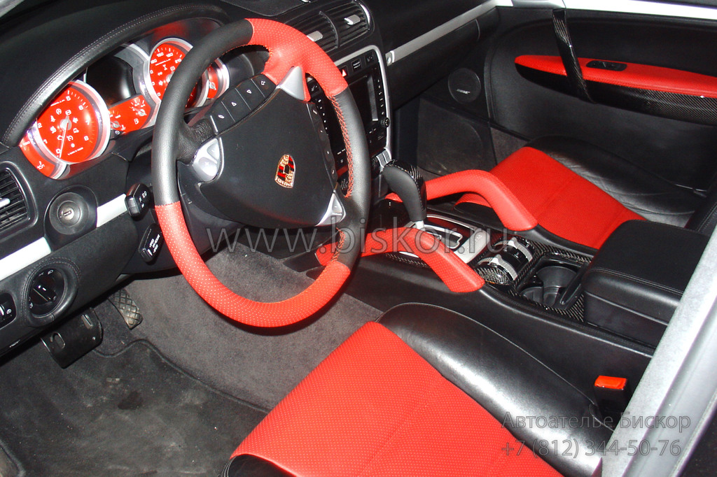 Перетяжка руля и передней панели (торпедо) кожей в автомобиле Porsche Cayenne