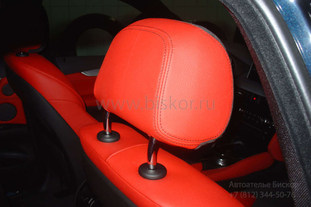 Красный подголовник переднего сиденья BMW X6