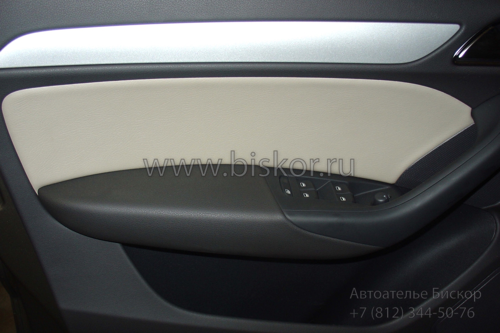 Вставка из бежевой кожи в водительской двери Audi Q3