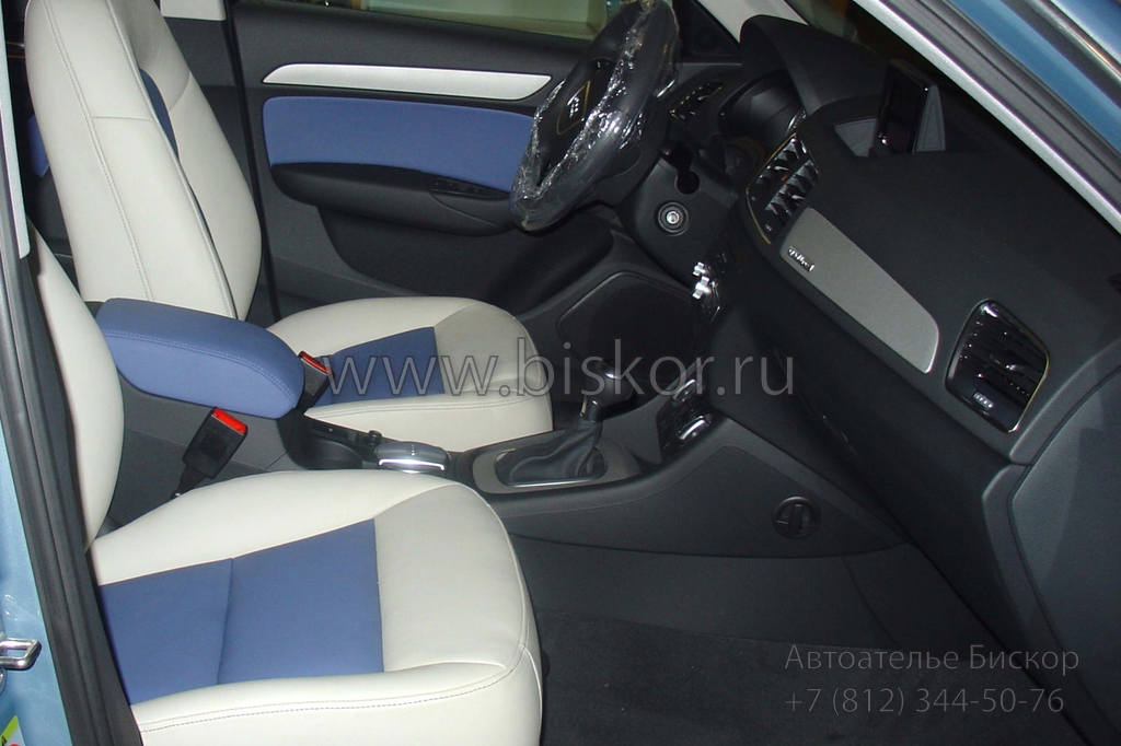 Перетяжка кожаного салона Audi Q3 синей и серой кожей